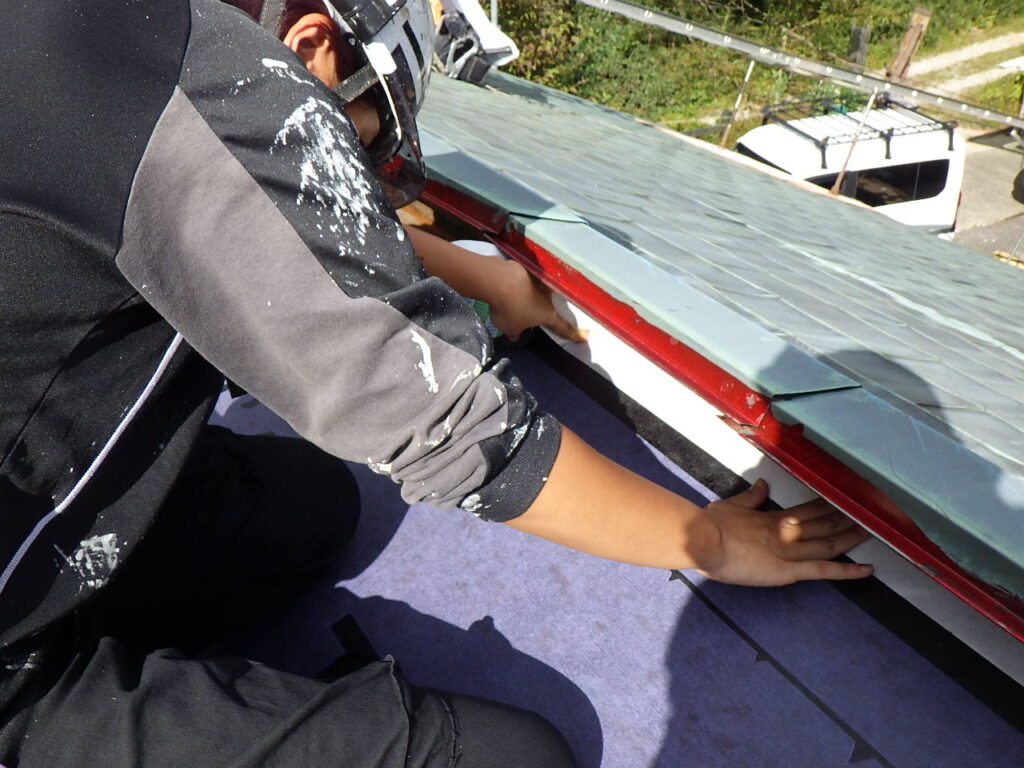 ルーフィングの固定中です