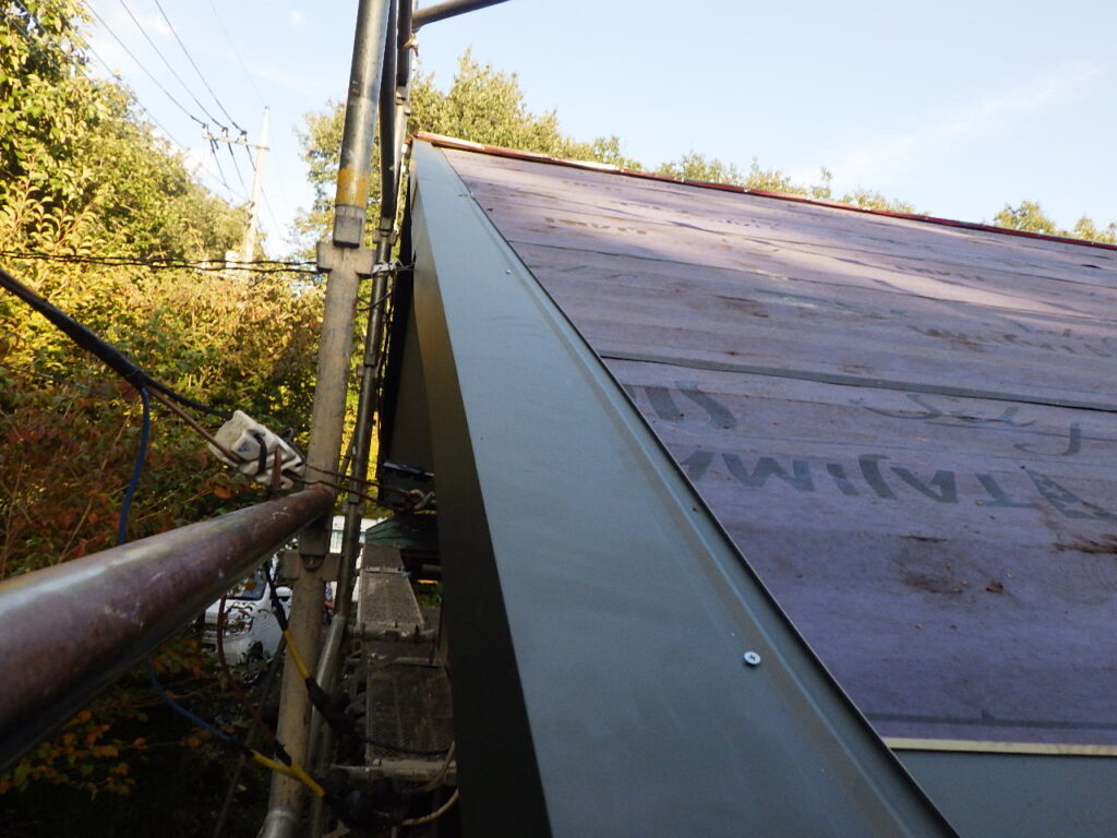 ケラバ板金の取り付け終了です