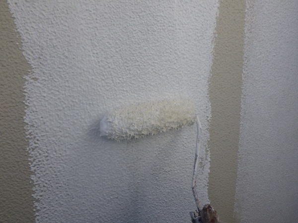 外壁面の下塗り塗装中です