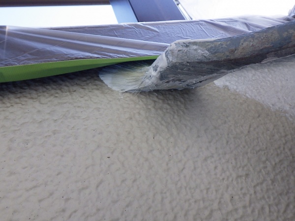 外壁面の下塗り塗装中です