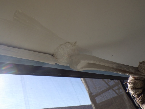 軒天１回目刷毛塗装中です