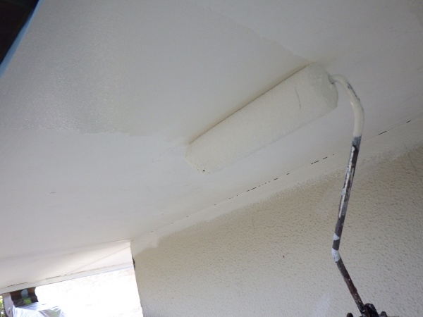 軒天１回目ローラー塗装中です