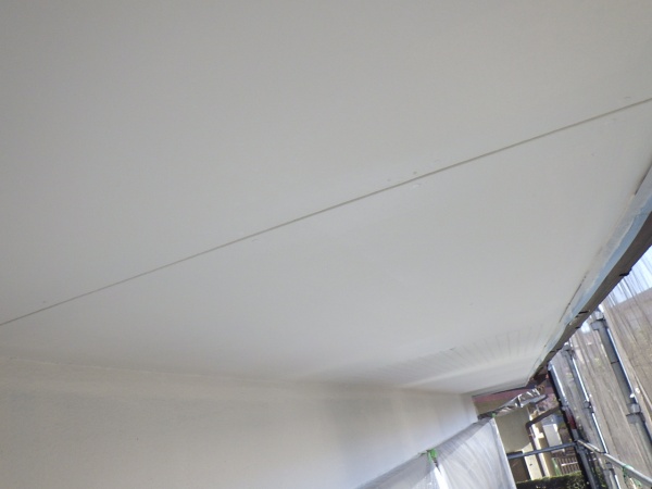 軒天１回目塗装終了です