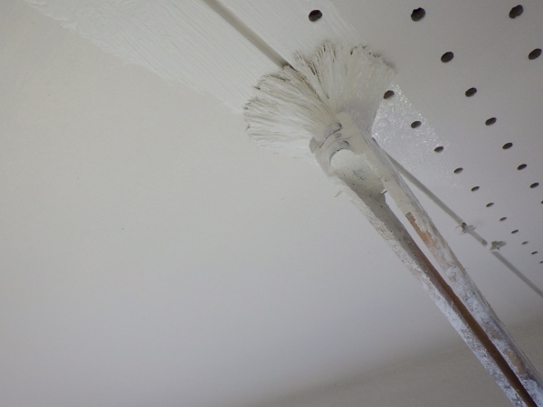 軒天１回目塗装終了です