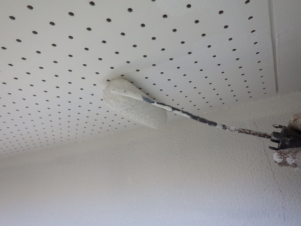 軒天２回目ローラー塗装中です