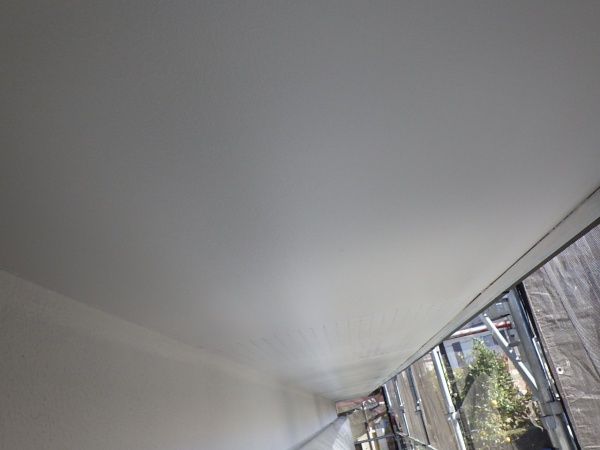 軒天２回目塗装終了です