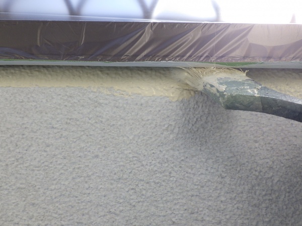 ２階外壁の中塗り刷毛塗装中です