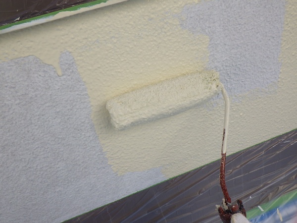 ２階外壁の中塗りローラー塗装中です