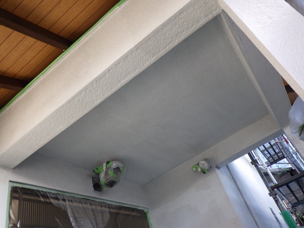 １階外壁下塗り終了です