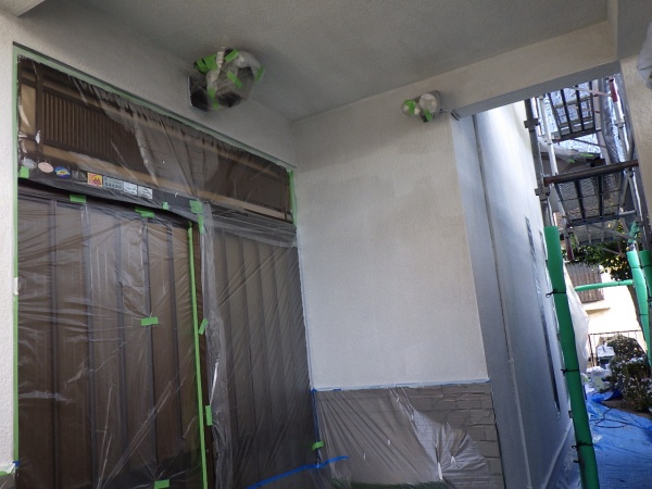 １階外壁下塗り終了です