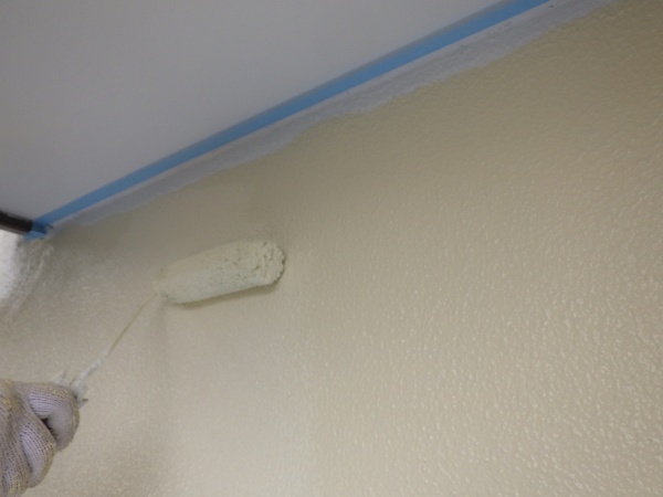 外壁面の上塗り塗装中です