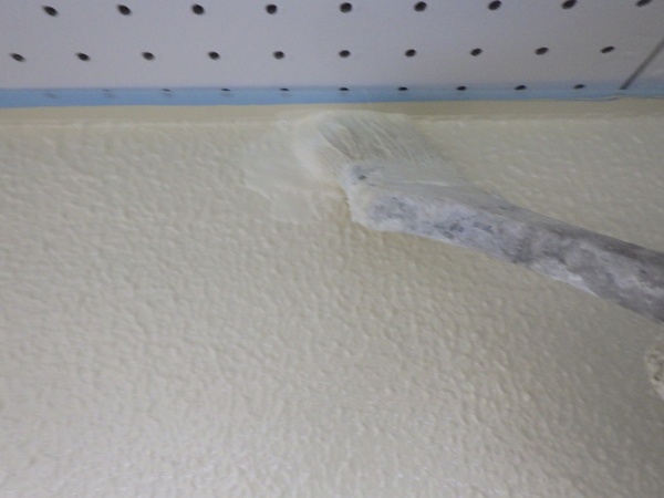 軒天取り合い上塗り中です