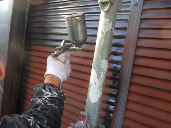 雨戸吹付中塗り中です