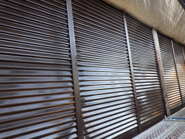 雨戸吹付中塗り終了です