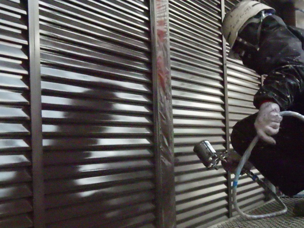 雨戸吹付上塗り中です