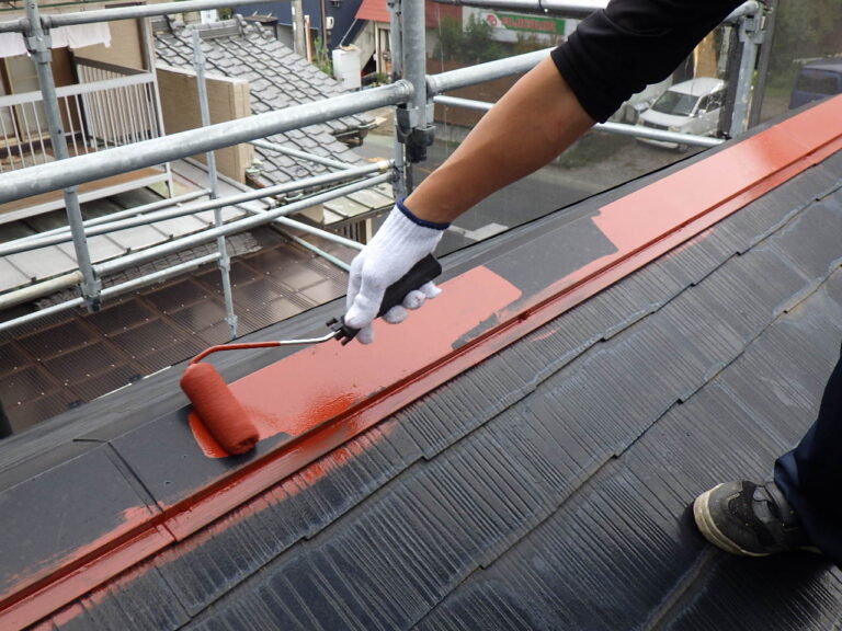 屋根板金部の下塗り（錆止め）で耐久性を底上げ