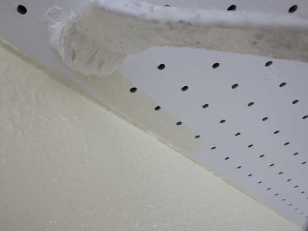 補修中の軒天です