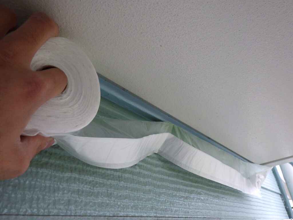軒天塗装用の養生中です