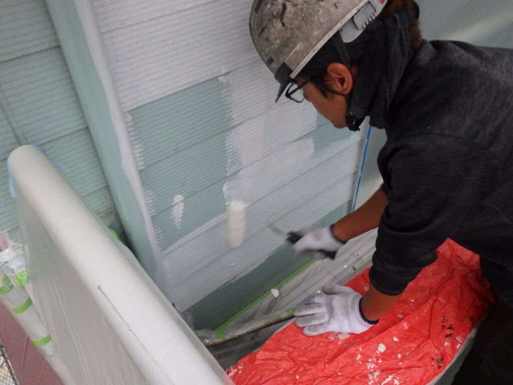 外壁下塗り塗装中です