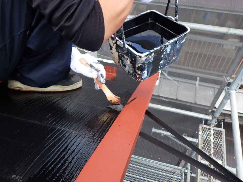 屋根の刷毛塗装中です