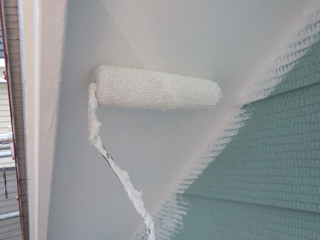 軒天塗装２回目塗装中です