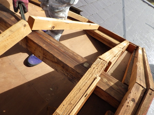 屋根部分の解体中です