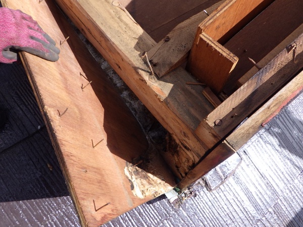 屋根部分の解体中です