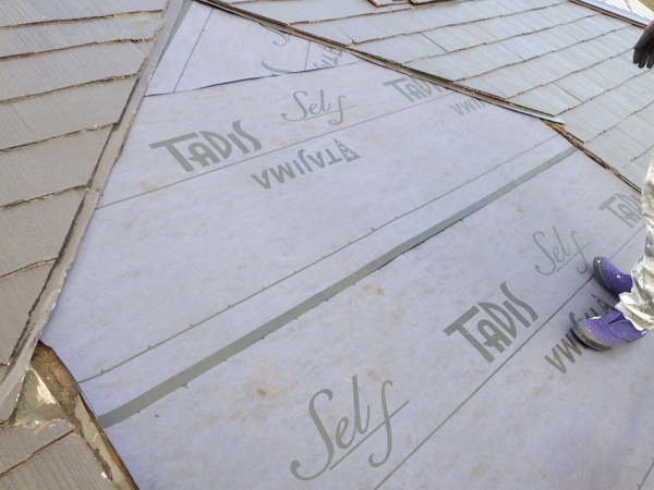 ルーフィングを貼り付けました