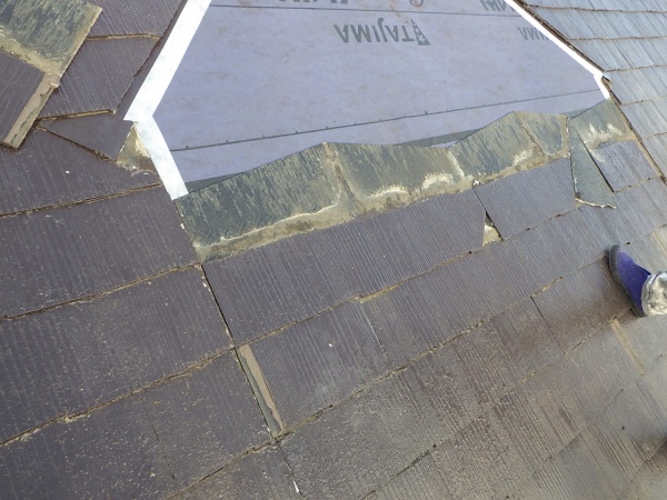 スレート屋根材を貼り付けました