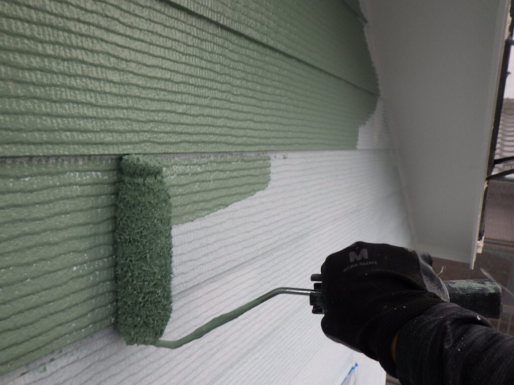 外壁中塗りローラー塗装中です