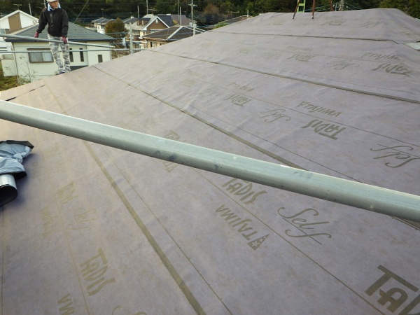 ルーフィングを貼り付けました