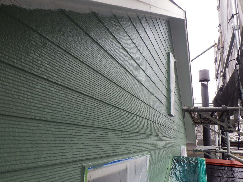 外壁中塗りが終了しました