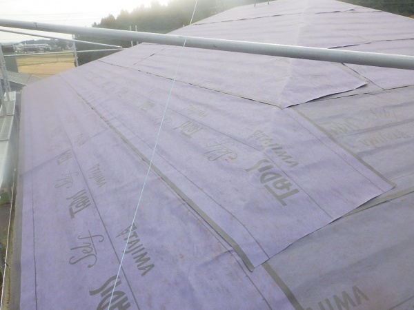 ルーフィングを貼り付けました