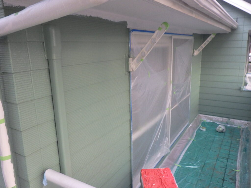 外壁中塗りが終了しました