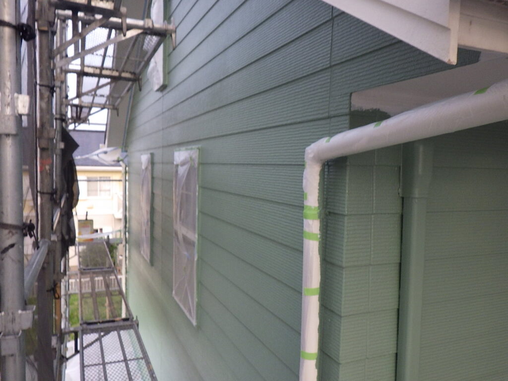 外壁中塗りが終了しました