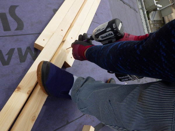 棟木の取り付け中です