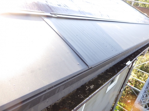 ルーフ一枚目の取り付けです