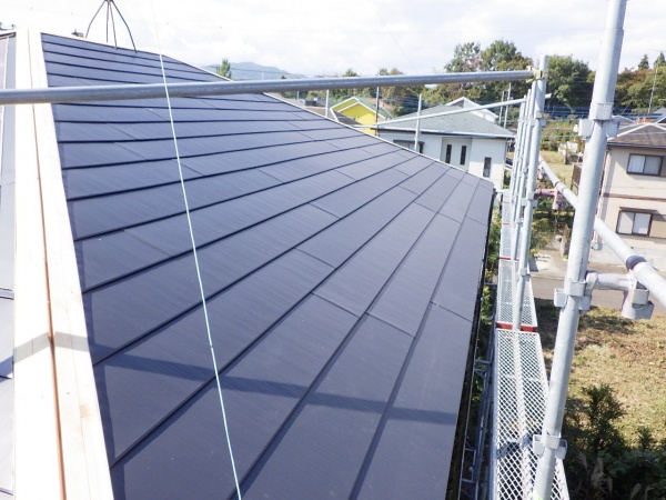 屋根のルーフ貼り付けが終了しました
