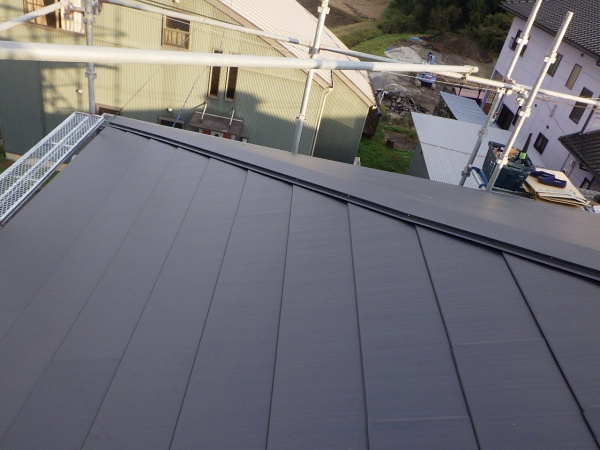 棟板金を取り付けました