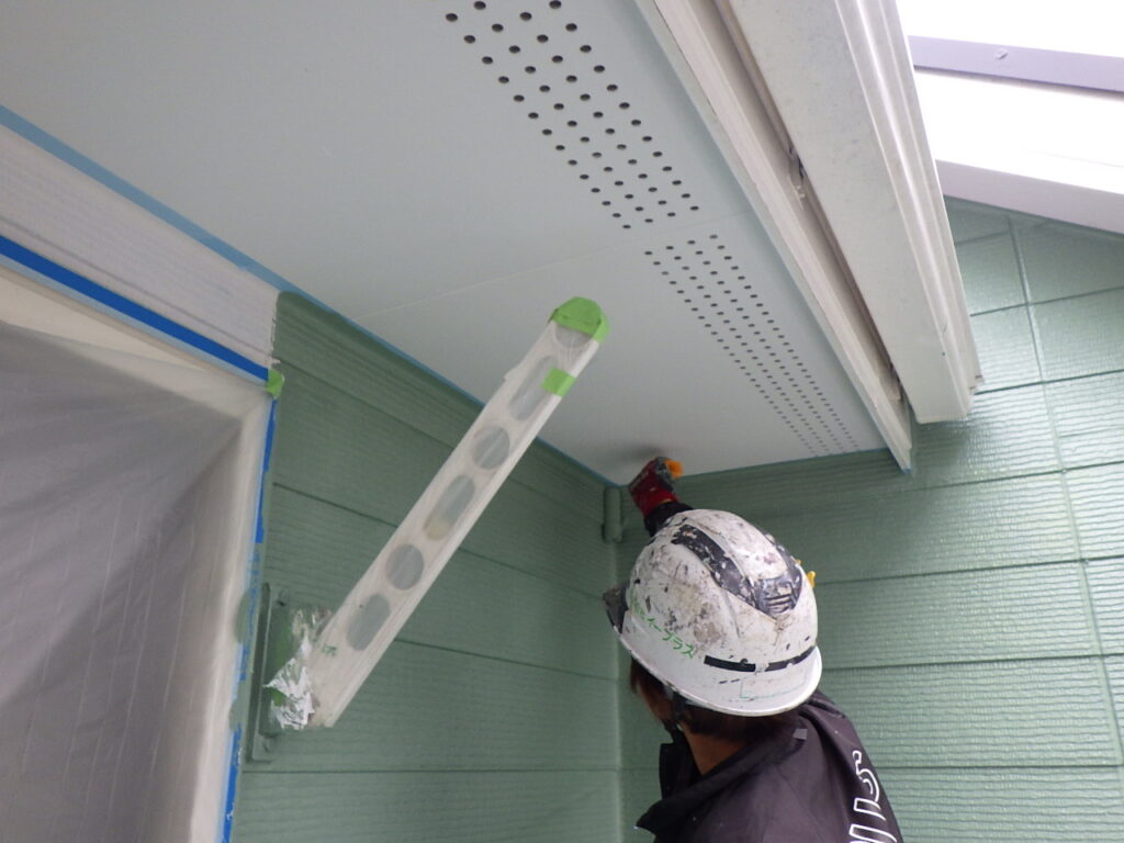 軒天取り合い塗装中です