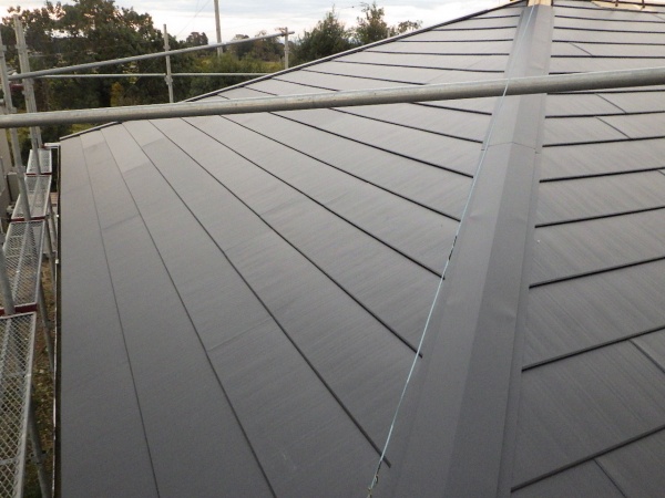 棟板金を取り付けました