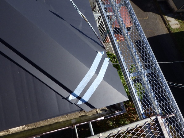 棟板金の継ぎ目をシーリング中です