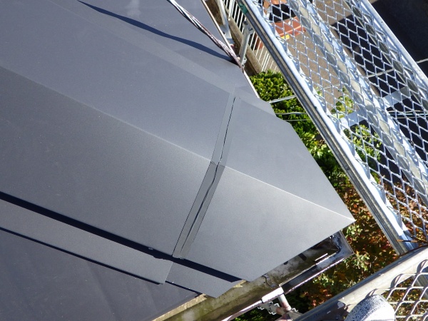 棟板金の継ぎ目をシーリング終了です