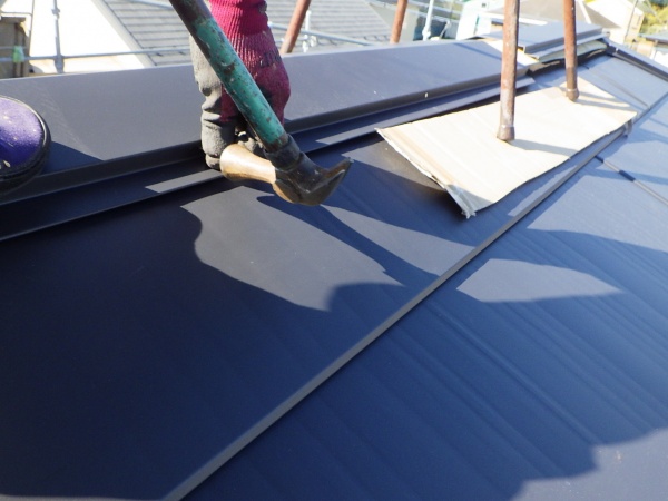 棟板金を固定しました