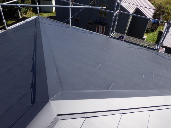 棟板金の取り付けが終了しました