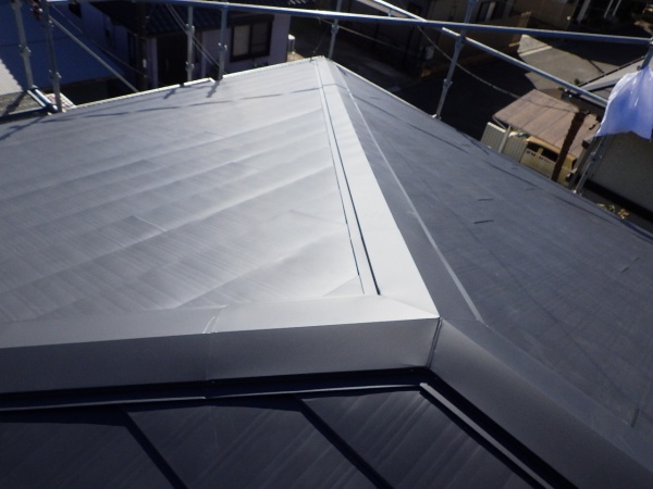 棟板金の取り付けが終了しました