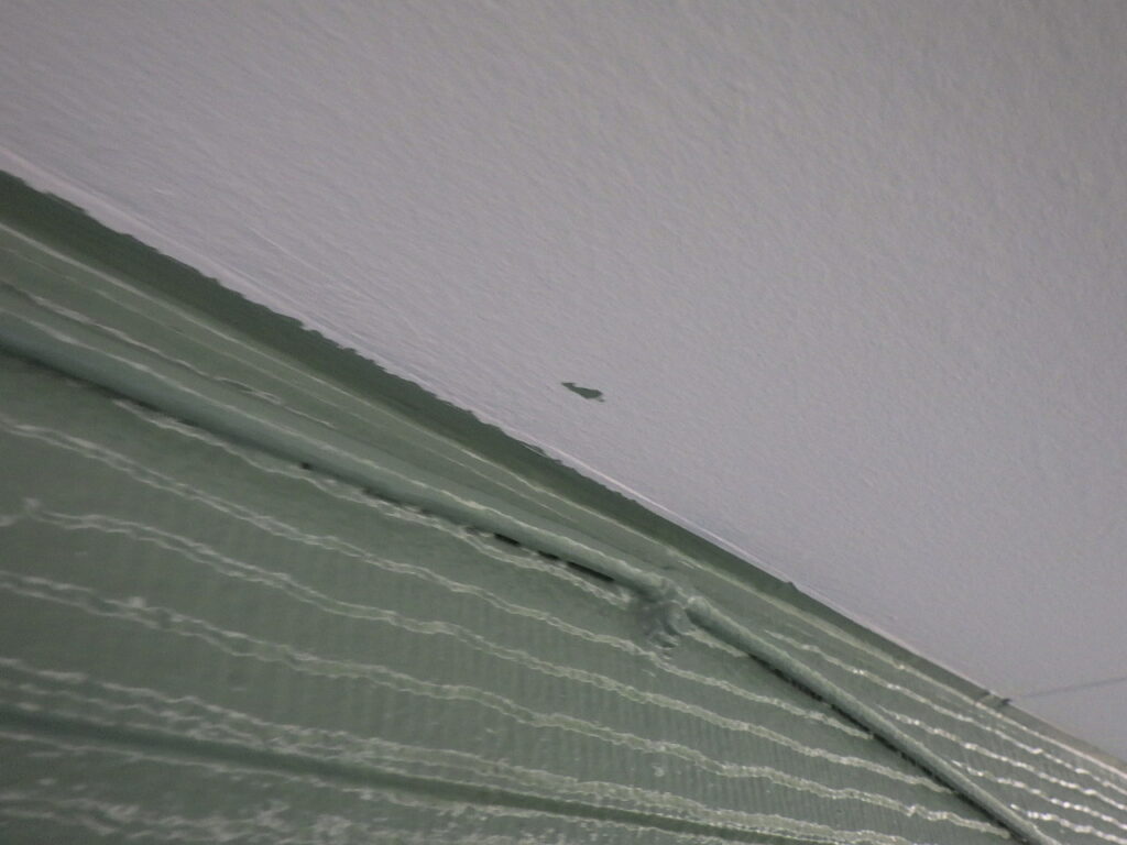 補修前の軒天の状態です