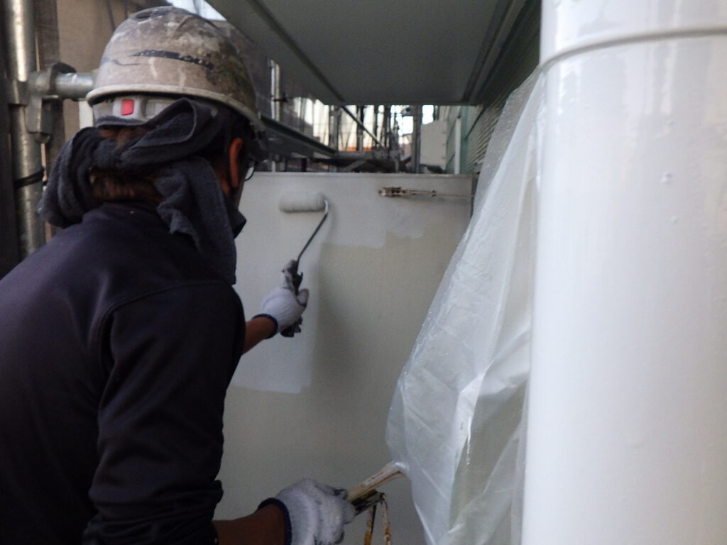 勝手口ドアの下塗り塗装中です