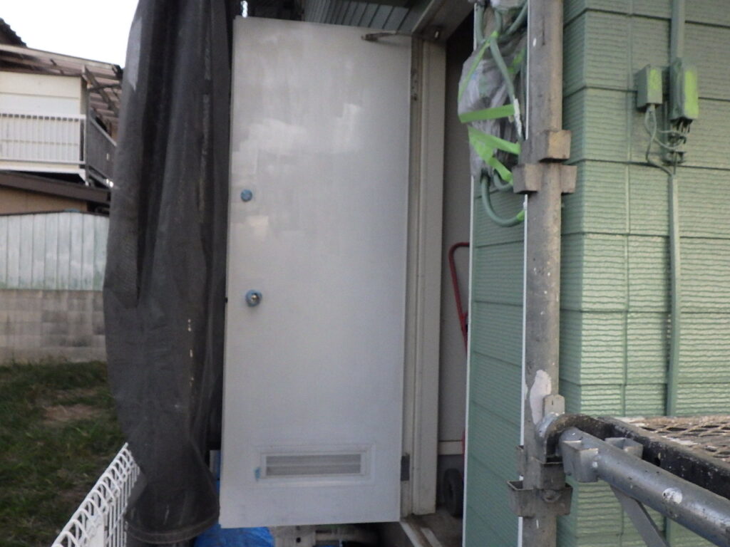 勝手口ドアの下塗り塗装終了です