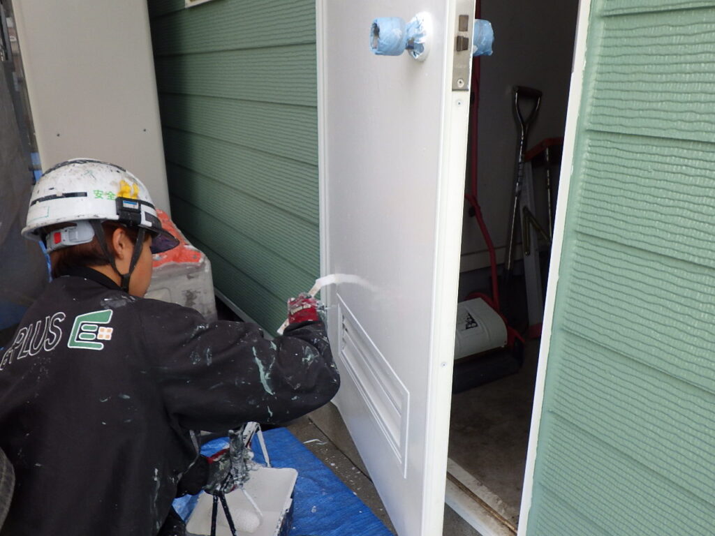 勝手口ドア上塗り塗装中です